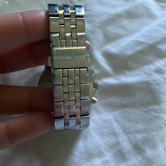 WOMAN’S MICHAEL KORS WATCH - Picture 3 of 4